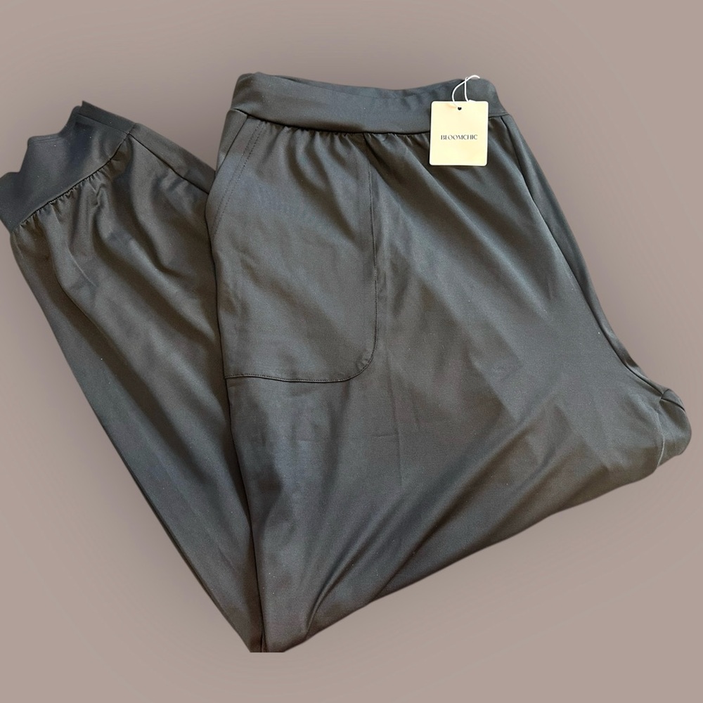 NWT Size 22/24 BloomChic Black Relaxed Fit Pants